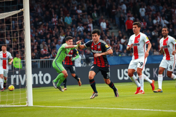 Jugadores de River Plate en acción durante el partido contra Sarmiento, evaluando su desempeño en el Torneo Apertura 2025.