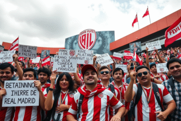 Imagem de Franco Mastantuono com a camisa do Real Madrid, sorrindo para a câmera após ser anunciado como nova contratação, simbolizando sua saída do River Plate.