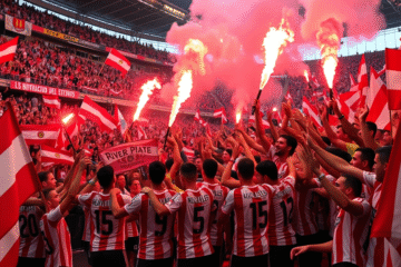 Celebración de los hinchas de River Plate con bengalas y banderas en el estadio